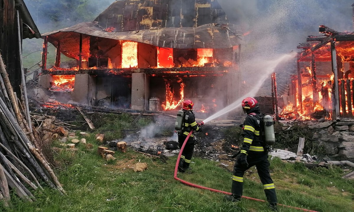 Incendiu în Vadu Moților: flăcările s-au răspândit la mai multe locuințe, o femeie grav rănită