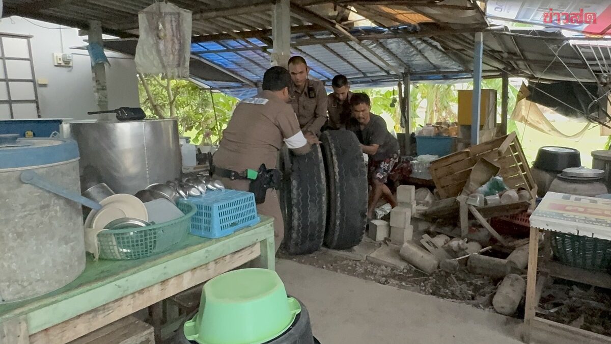 ล้อรถพ่วงหลุดพุ่งชนร้านก๋วยเตี๋ยว เจ้าของร้านโชคดีไปหาหมอจึงไม่เป็นอันตราย
