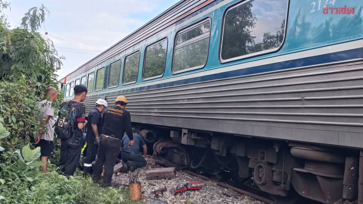 เครื่องยนต์รถไฟด่วนพิเศษหลุดคาราง ติดคนนานกว่า 4 ชั่วโมง